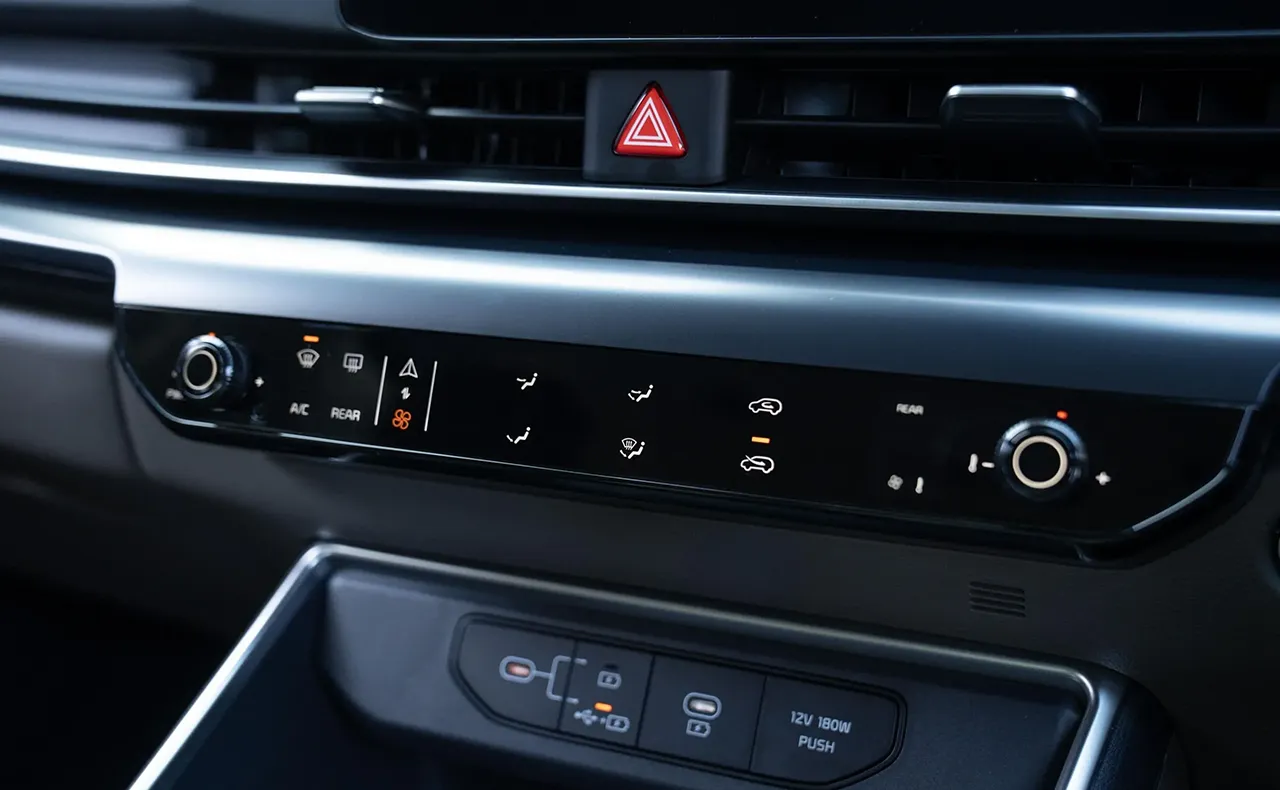 Distrikia-kia-carnival-interior-tootlip-volante